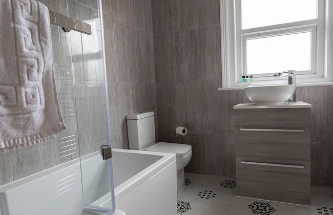 Kensington Place - 4 Bedroom Home w Free Parking - Foto 51