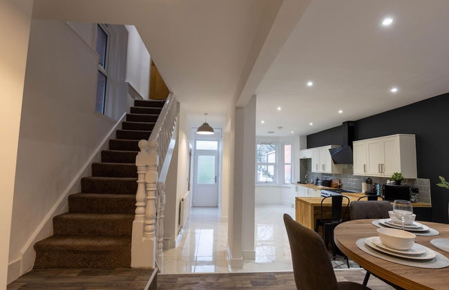 Kensington Place - 4 Bedroom Home w Free Parking - Foto 32
