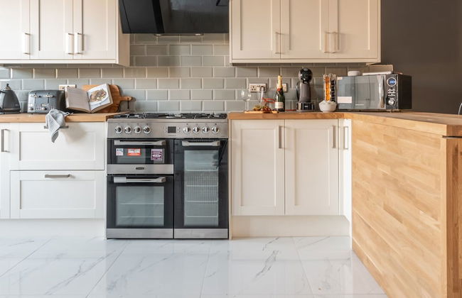 Kensington Place - 4 Bedroom Home w Free Parking - Foto 44