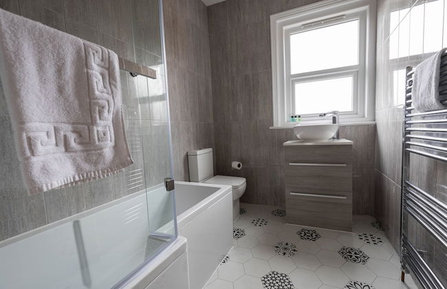 Kensington Place - 4 Bedroom Home w Free Parking - Foto 66
