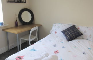 Photo 3 - Spacious Apartment Heaton