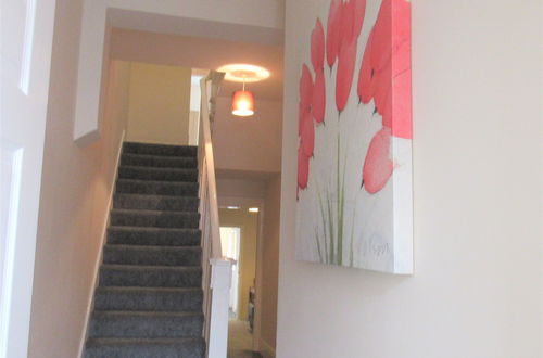 Photo 2 - Spacious Apartment Heaton