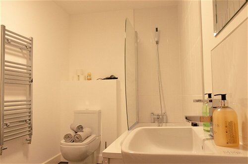Photo 13 - Livestay-modern 2 Bed Apartment Close to Heathrow