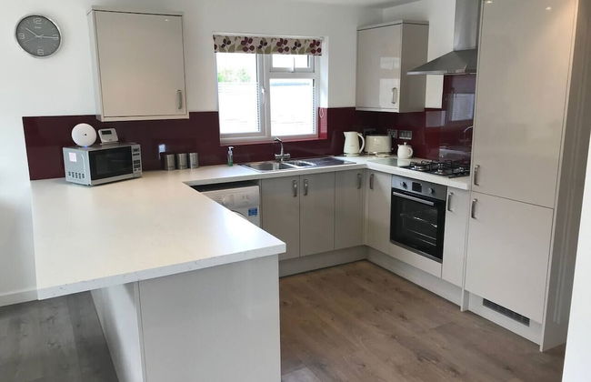 Beautiful Refurbished Home - Short Walk to the Beach - Photo 7