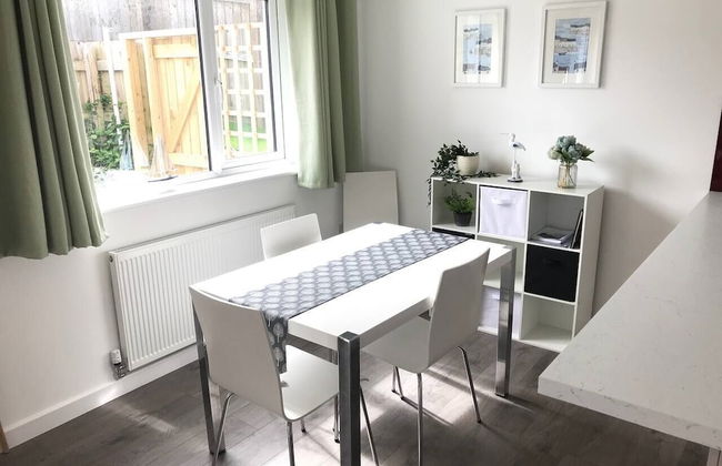 Beautiful Refurbished Home - Short Walk to the Beach - Photo 2