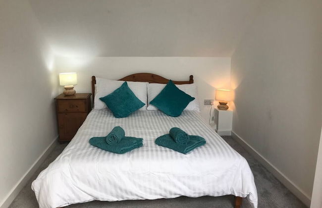 Beautiful Refurbished Home - Short Walk to the Beach - Photo 3