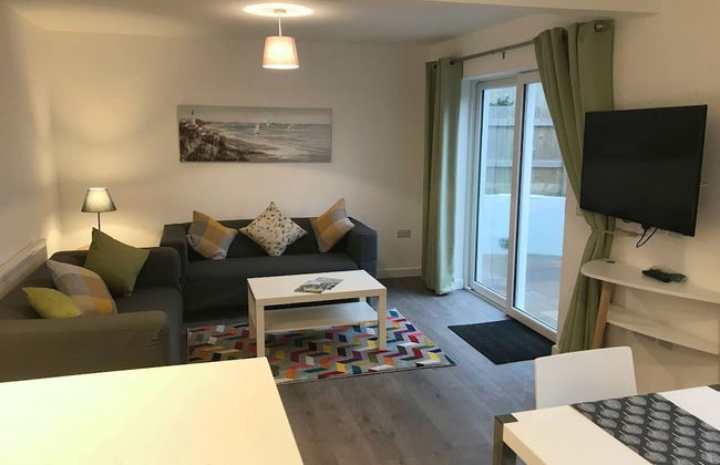 Beautiful Refurbished Home - Short Walk to the Beach - Photo 8