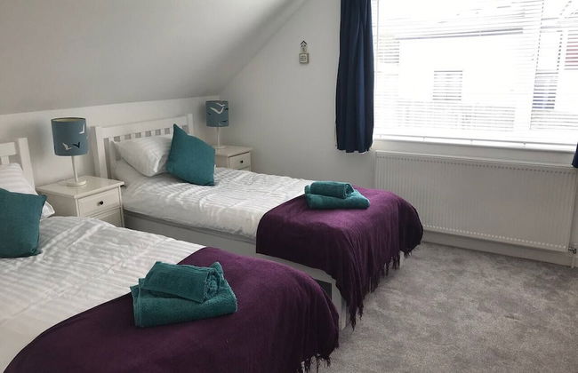 Beautiful Refurbished Home - Short Walk to the Beach - Photo 4