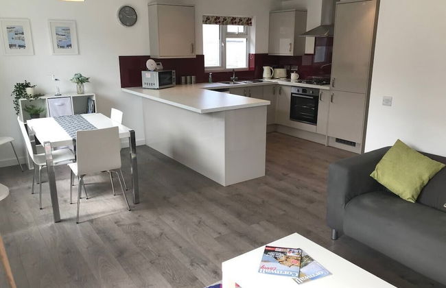 Beautiful Refurbished Home - Short Walk to the Beach - Photo 6