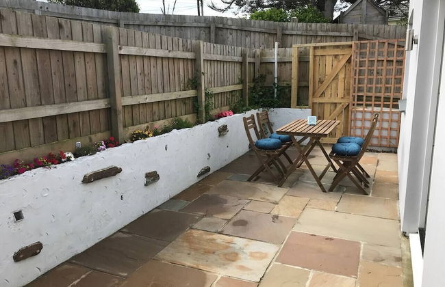 Beautiful Refurbished Home - Short Walk to the Beach - Photo 10