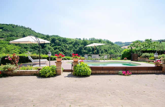 Pet-friendly Villa With Pool - Photo 2