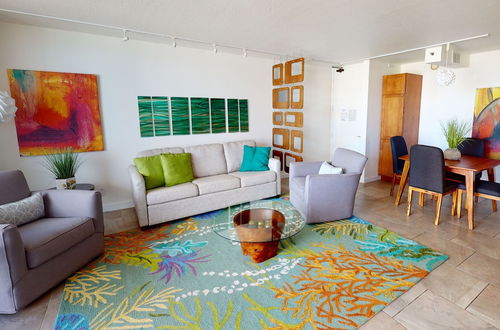 Foto 12 - Artsy 32nd Floor Condo with Modern Furnishings & Gorgeous Ocean Views by Koko Resort Vacation Rentals