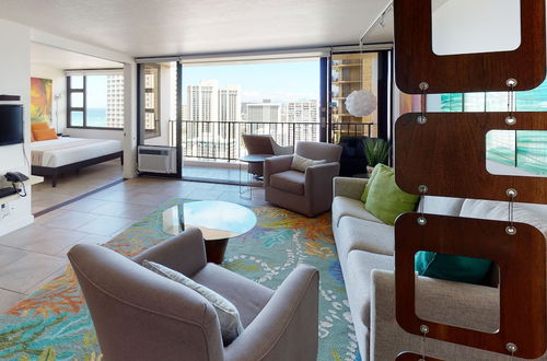 Foto 15 - Artsy 32nd Floor Condo with Modern Furnishings & Gorgeous Ocean Views by Koko Resort Vacation Rentals