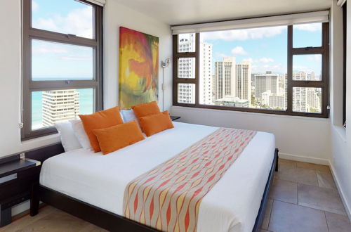 Foto 2 - Artsy 32nd Floor Condo with Modern Furnishings & Gorgeous Ocean Views by Koko Resort Vacation Rentals