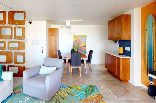 Foto 28 - Artsy 32nd Floor Condo with Modern Furnishings & Gorgeous Ocean Views by Koko Resort Vacation Rentals