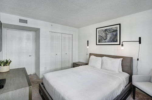 Photo 19 - Dharma Home Suites Coral Gables at Gables Grand Plaza