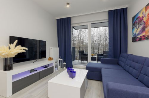 Foto 7 - Dark Blue and Grey Apartment by Renters