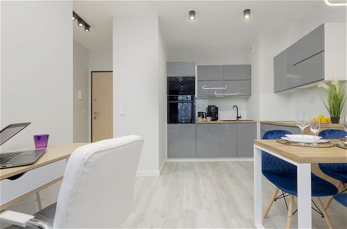 Foto 6 - Dark Blue and Grey Apartment by Renters