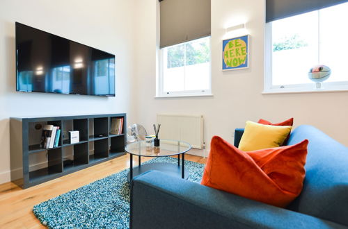 Photo 15 - Spacious West Hampstead Apartment by Concept Apartments