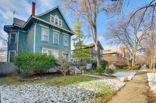 Photo 17 - Cozy Oak Park Apartment: Walk to Parks & Dining