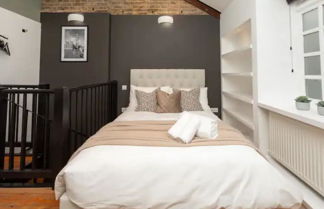 Photo 2 - Bright & Stylish Loft Flat - Stoke Newington