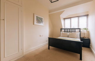 Photo 2 - Bright & Delightful 2BD Flat Clifton Down, Bristol