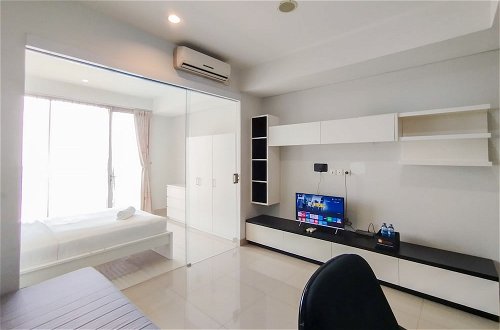 Foto 23 - Nice And Comfy 1Br At Dago Suites Apartment