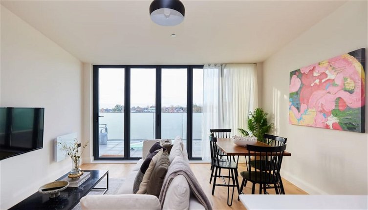 Photo 1 - The South Woodford Place - Adorable 2bdr Flat With Balcony