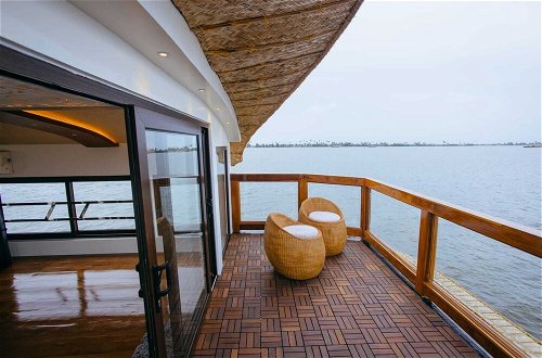 Photo 25 - Luxury Houseboat