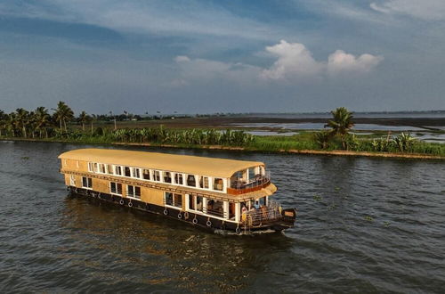 Photo 37 - Luxury Houseboat