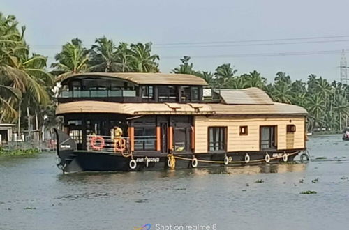 Photo 39 - Luxury Houseboat