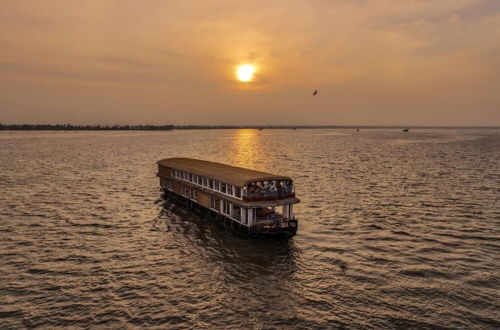 Photo 38 - Luxury Houseboat