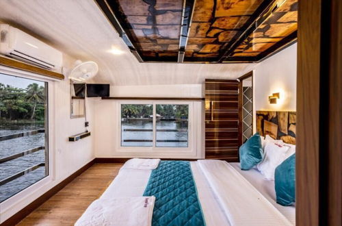 Photo 7 - Luxury Houseboat