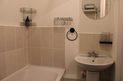 Photo 10 - Comfortable and Convenient 1-bed Apart in Romford