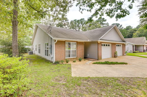 Foto 6 - Tranquil Thomasville Retreat w/ Deck + Dining Area