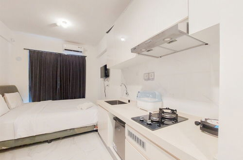 Foto 6 - Cozy Stay Studio At 22Th Floor Sky House Bsd Apartment