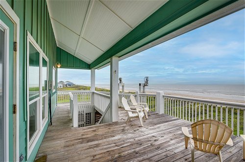 Photo 3 - Oceanfront Crystal Beach Vacation Home w/ Deck