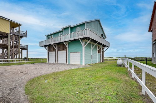 Photo 8 - Oceanfront Crystal Beach Vacation Home w/ Deck