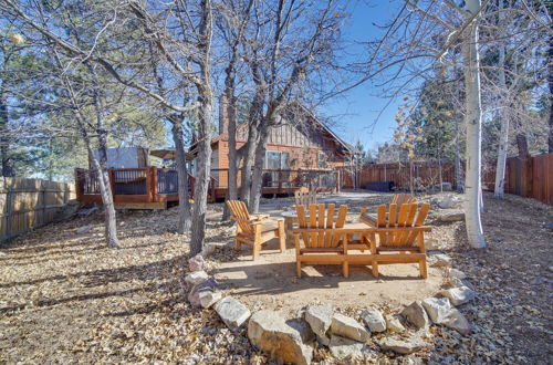 Foto 11 - Big Bear Lake Cabin Rental w/ Hot Tub & Fire Pit