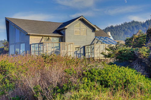 Foto 12 - Oceanfront Oregon Home w/ Hot Tub & Game Room