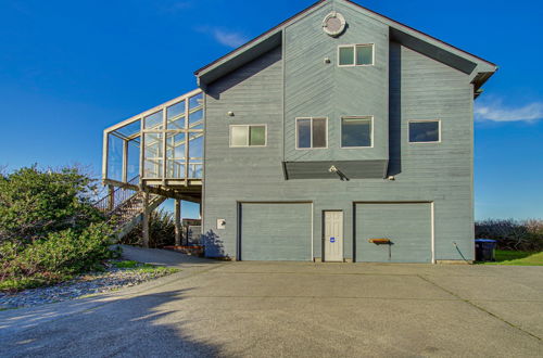 Foto 11 - Oceanfront Oregon Home w/ Hot Tub & Game Room