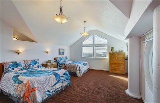 Foto 2 - Oceanfront Oregon Home w/ Hot Tub & Game Room