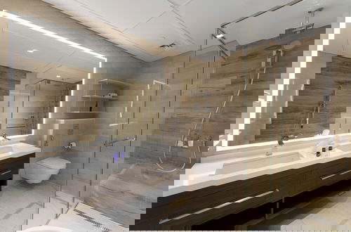 Photo 18 - Maison Privee - Tranquil Apt w/ Mesmerizing Views cls to Marina