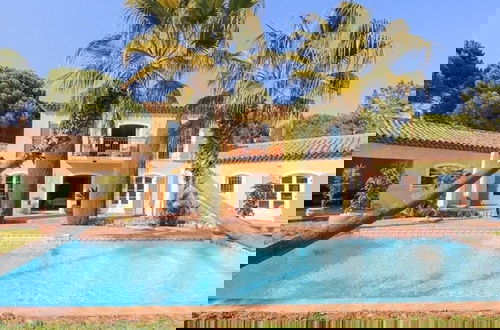Foto 15 - Vibrant Holiday Home With Private Pool
