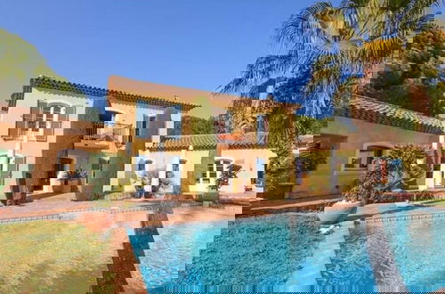 Foto 1 - Vibrant Holiday Home With Private Pool