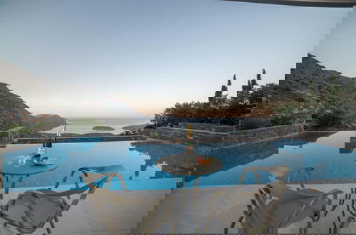 Foto 2 - Sea View 6 Bedroom Villa With a Heated Pool