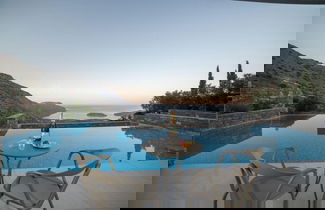 Foto 2 - Sea View 6 Bedroom Villa With a Heated Pool