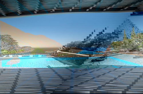 Foto 19 - Sea View 6 Bedroom Villa With a Heated Pool