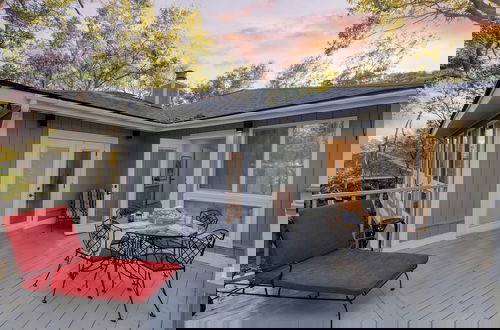 Photo 3 - Conch Cottage by Avantstay Walk to Beach, Deck, Fireplace, Outdoor Dining