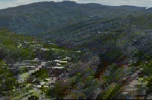 Foto 12 - Birch Lodge by Avantstay Indoor Pool, Theater, Game Room & Stunning Views!